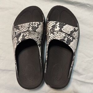 OOFOS Black Snake Slide Sandals